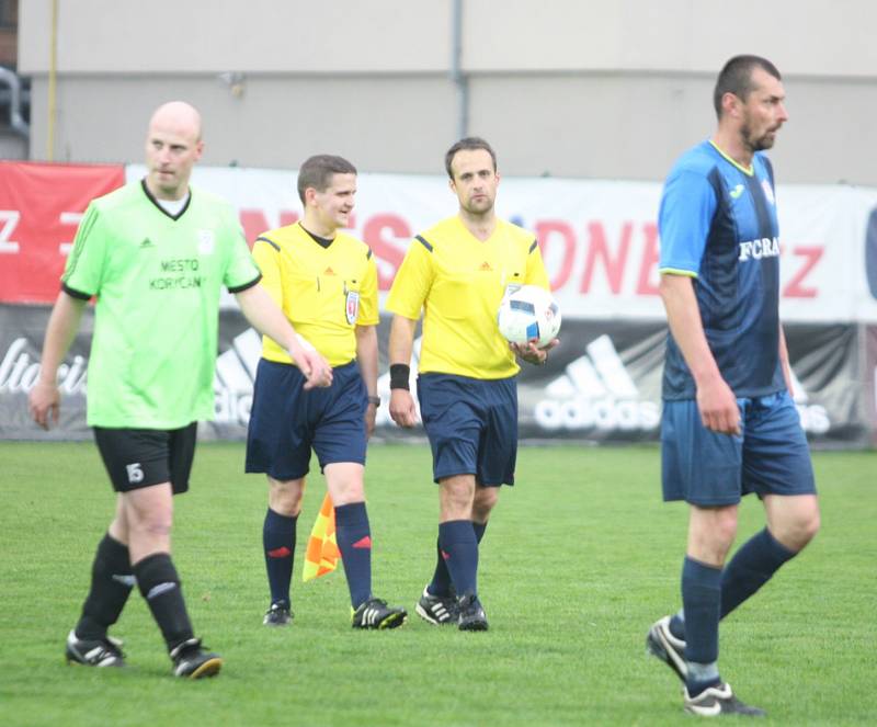 Fotbalisté Provodova (v modrém, při vyhlášení v červeném) pošesté ve své historii ve středu 3. května ovládli krajský pohár, když ve finále na zlínské Letné porazili účastníka I. A třídy Koryčany 2:1 dvěma góly Ulmana.