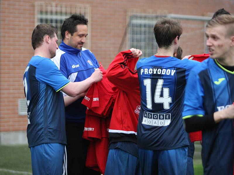 Fotbalisté Provodova (v modrém, při vyhlášení v červeném) pošesté ve své historii ve středu 3. května ovládli krajský pohár, když ve finále na zlínské Letné porazili účastníka I. A třídy Koryčany 2:1 dvěma góly Ulmana.