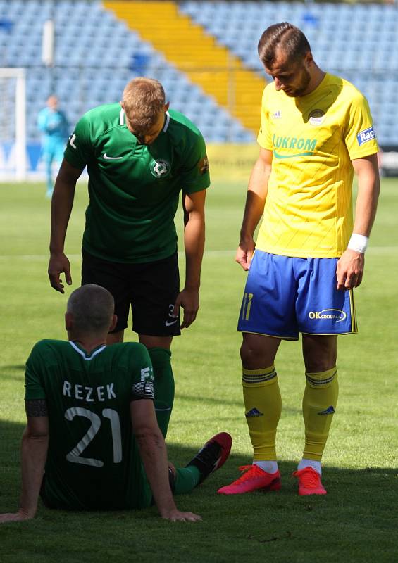 Fotbalisté Fastavu Zlín (ve žlutém) v důležitém zápase bojů o záchranu ve 28. kole v sobotu hostili poslední Příbram.