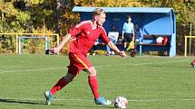 Fotbalisté Mladcové (červené dresy) v šlágru víkendu I.B. třídy skupiny B porazili Lužkovice 4:0.