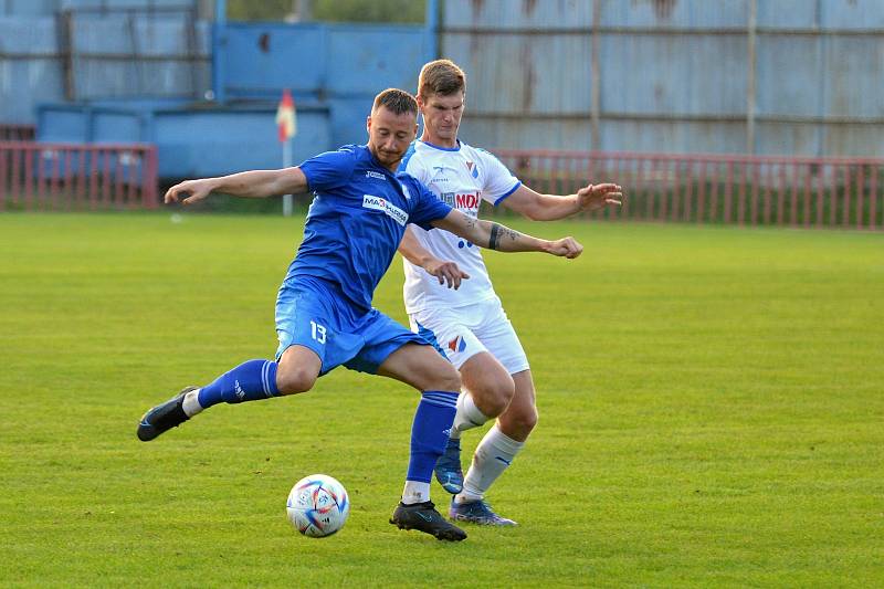 Fotbalisté Kvítkovic (modré dresy) doma prohráli s Baníkem Ostrava "B" 2:5.