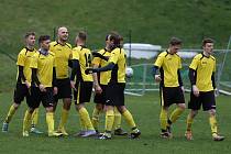 Fotbalisté Ludkovic (žluté dresy) si v záchranářském zápase poradili s Jaroslavicemi 4:0.