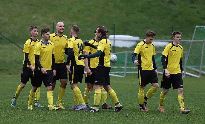 Fotbalisté Ludkovic (žluté dresy) si v záchranářském zápase poradili s Jaroslavicemi 4:0.