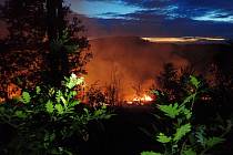 Požár lesa ve Zlíně-Mladcové zaměstnal v noci ze středy na čtvrtek šest jednotek hasičů.