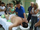 TERAPEUT. Pavel Grebeníček se netradiční masážní metodu Spinal Touch naučil u věhlasné lékařky Mary Stags 