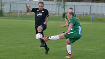 Fotbalisté Tlumačova (tmavé dresy) ve 23. kole I. B třídy skupiny doma přehráli Ostrožskou Novou Ves 4:0.