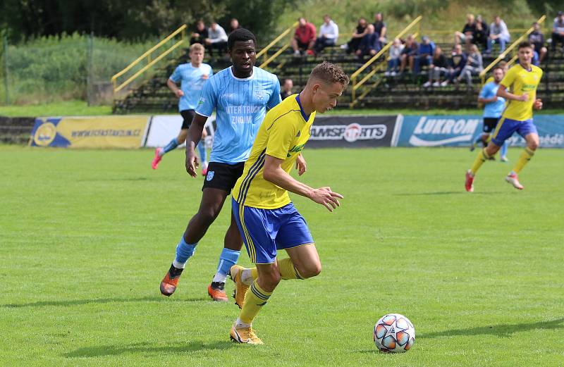 Fotbalisté Zlína B (žluté dresy) v 5. kole MSFL přehráli Znojmo 4:0. Foto: Jan Zahnaš