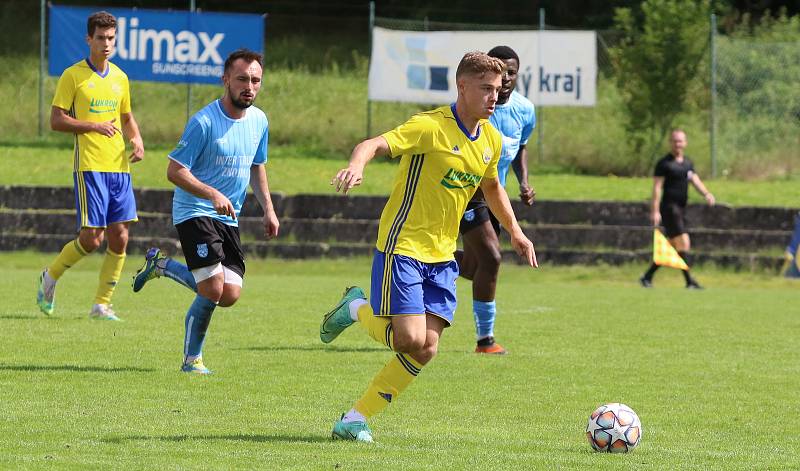 Fotbalisté Zlína B (žluté dresy) v 5. kole MSFL přehráli Znojmo 4:0. Foto: Jan Zahnaš