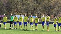Fotbalisté Zlína B (žluté dresy) v 15. kole MSFL remizovali na Vršavě s Uničovem 1:1.