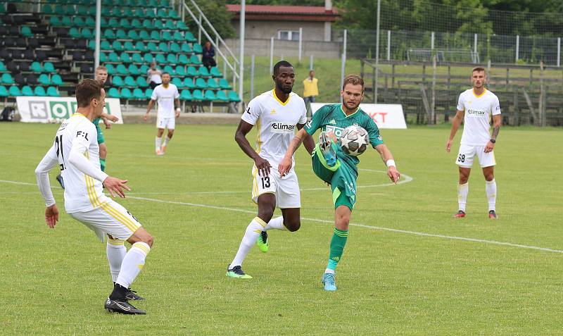 Fotbalisté Zlína (bílé dresy) v sobotním přípravném zápase zdolali domácí Karvinou 2:0.