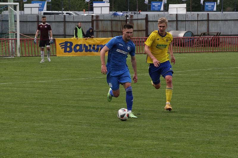 Sobotní třetiligové derby mezi Viktorií Otrokovice (modré dresy) a béčkem Fastavu Zlín skončilo výhrou domácího celku 2:0.