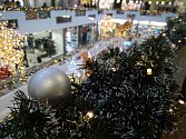 V hlavní galerii Zlatého jablka ani letos nechybí bohatá vánoční dekorace včetně velkého vánočního stromu.
