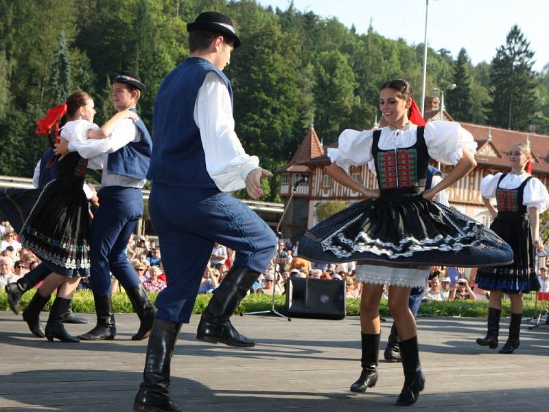 Dny slovenské kultury v Luhačovicích.  Na snímku soubor Družba z Trenčína na Lázeňském náměstí.