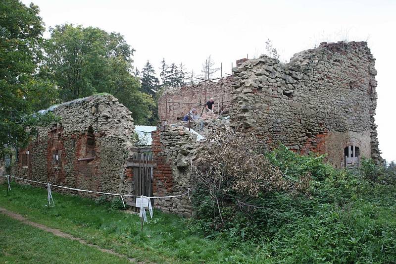 Dobrovolníci opravují Janův hrad u Vizovic.