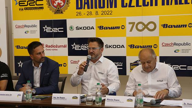 Barum Czech Rally Zlín a jeho ředitel Jan Regner (s míkrofonem).