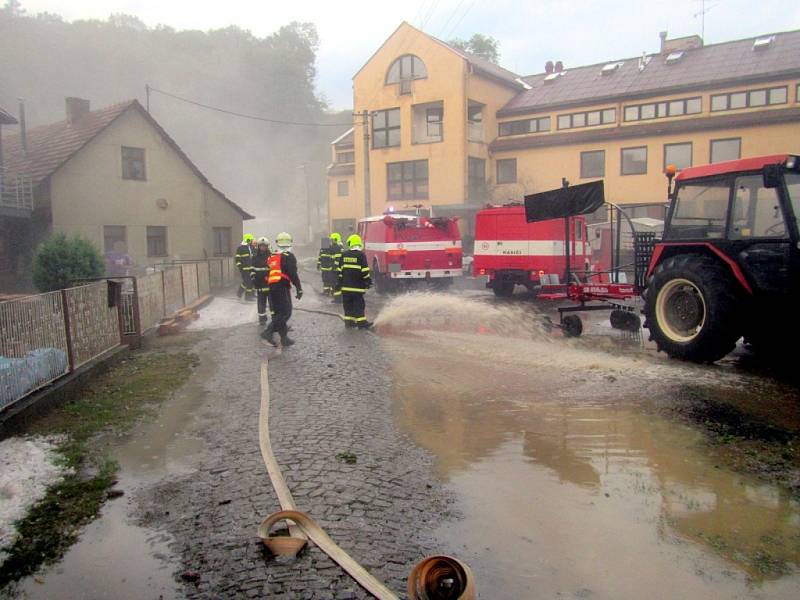 Silná bouřka v okolí Pozlovic si vyžádala zásah desítek hasičů
