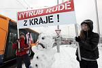 Demonstrace proti KSČM v radě Zlínského kraje.