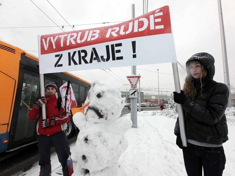 Demonstrace proti KSČM v radě Zlínského kraje.