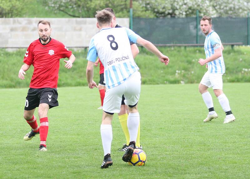 Fotbalisté Příluk (v červeném) v rámci I. B třídy skupiny A pokračují v jarní spanilé jízdě, v nedělním duelu 21. kola doma porazili 2:0 Poličnou.