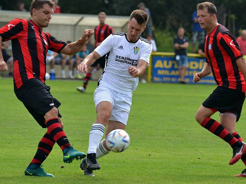 Fotbalisté Kvasic (v bílém) ve druhém kole krajského přeboru před početnou hodovou návštěvou porazili nováčka z Francovy Lhoty vysoko 5:0.