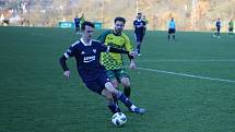 Fotbalisté Luhačovic (modré dresy) v posledním podzimním zápase Krajského přeboru doma podlehli Napajedlím 1:2.