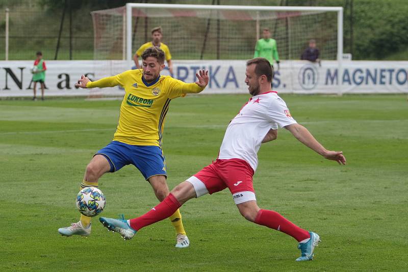 Fotbalisté Kroměříže (červenobílé dresy) v dalším přípravném utkání podlehli posílenému béčku Zlína 1:2