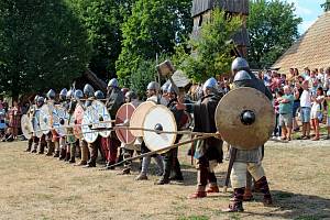 V rámci historického festivalu se v areálu Archeoskanzenu Modrá odbývá raně středověká bitva s názvem Veligrad aneb Boj o hradiště.