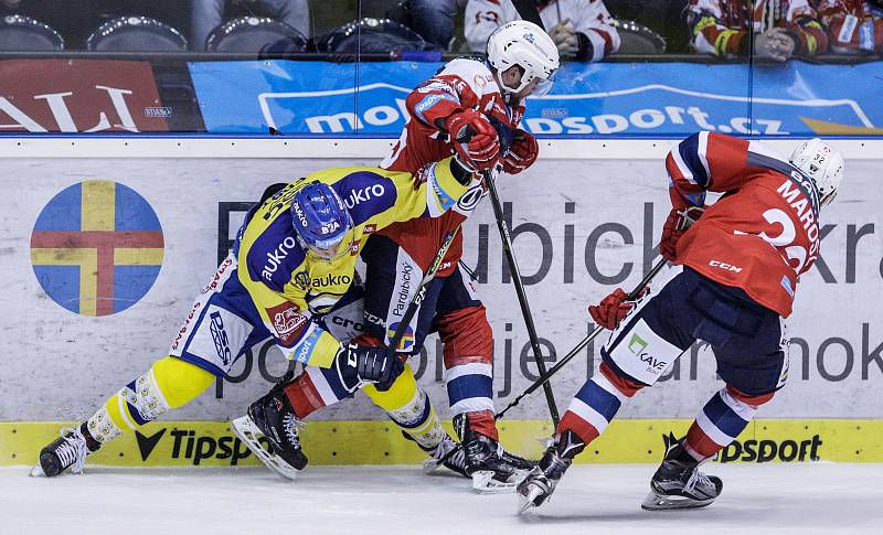 Hokejové utkání Tipsport extraligy v ledním hokeji mezi HC Dynamo Pardubice (červenobílém) a HC Aukro Berani Zlín ( ve žlutomodrém) v pardudubické Tipsport areně.