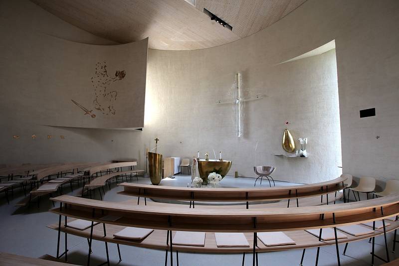 Interiér kostel svatého Václava v Sazovicích