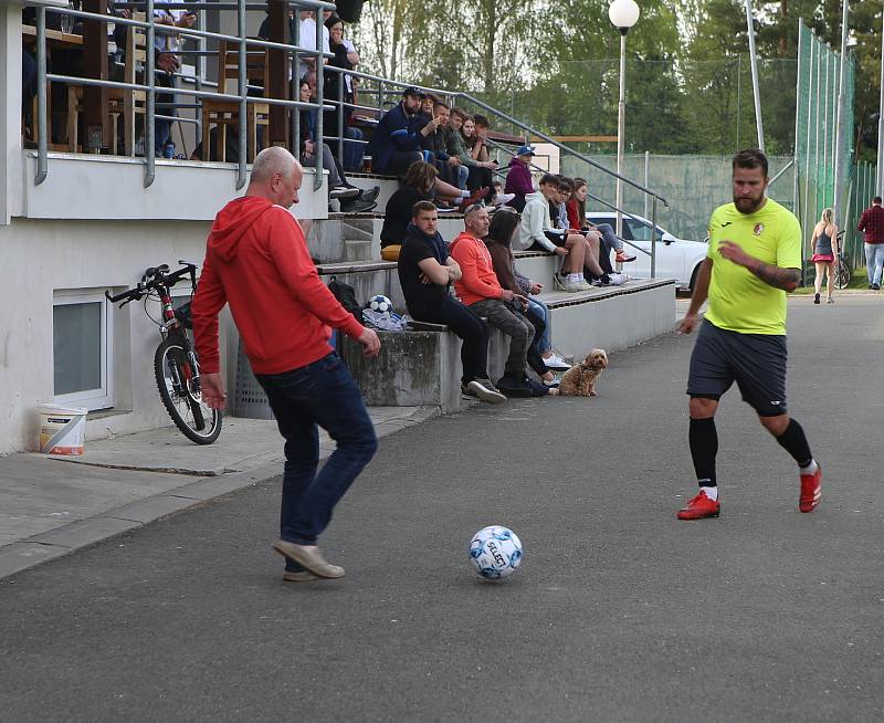 Fotbalisté Mladcové (žluté dresy) v semifinále KFS prohráli s Kateřinicemi 1:3.