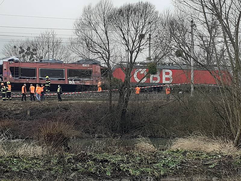 Srážka a vyproštění nákladních vlaků u Otrokovic.