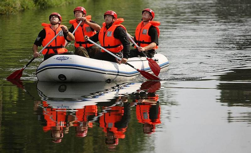 Cvičení městských policistů na řece Dřevnici. 