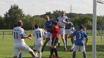 Fotbalisté Tlumačova (modré dresy) v rámci oslav výročí devadesáti let kopané v obci porazili Zdounky 2:0.