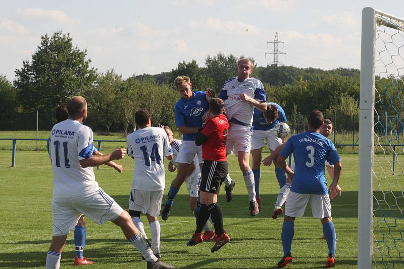 Fotbalisté Tlumačova (modré dresy) v rámci oslav výročí devadesáti let kopané v obci porazili Zdounky 2:0.