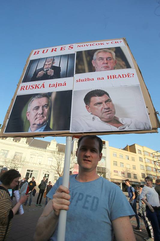 Demostrace proti vládě A. Babiše na náměstí Míru ve Zlíně.