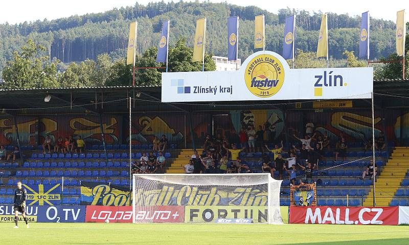 Fotbalisté Zlína (žluté dresy) v 5. kole FORTUNA:LIGY prohráli doma s Olomoucí 1:4.