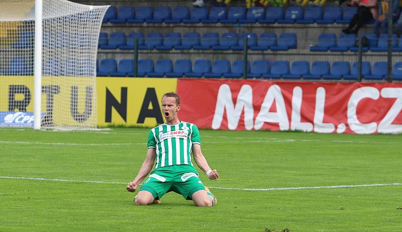 Fotbalisté Zlína (žluté dresy) ve 3. kole skupiny o záchranu podlehli pražským Bohemians 1905 1:4.