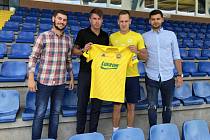 Zkušený fotbalista Róbert Matejov (ve žlutém dresu) prodloužil ve Zlíně smlouvu o další tři roky.