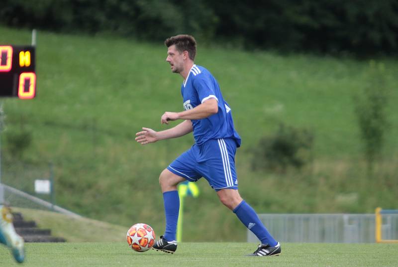 Fotbalisté Slavičína (v modrých dresech) na úvod přípravy zvítězili na Vršavě se Zlínem B 2:1