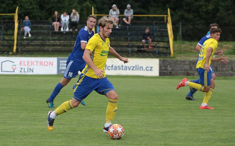 Fotbalisté Slavičína (v modrých dresech) na úvod přípravy zvítězili na Vršavě se Zlínem B 2:1