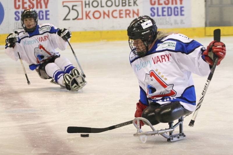 Ve Superfinále sledge hokejové ligy vyzval vítěz základní části Lapp Zlín (v černém) druhé Sharks Karlovy Vary.