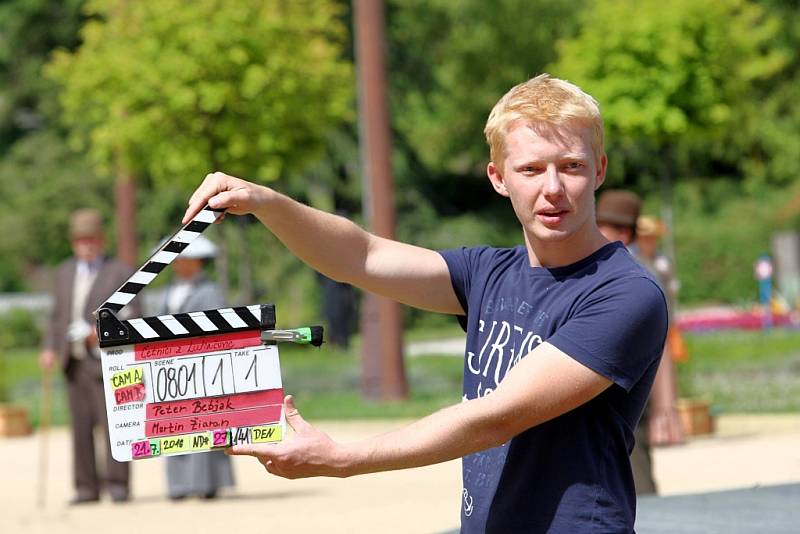 Natáčení televizního seriálu Četníci z Luhačovic na lázeňské kolonádě v Luhačovicích.