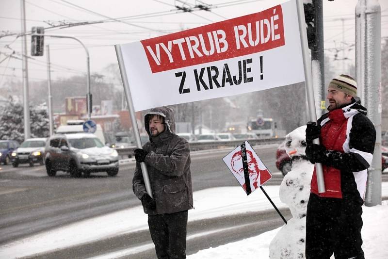 Demonstrace proti KSČM v radě Zlínského kraje.