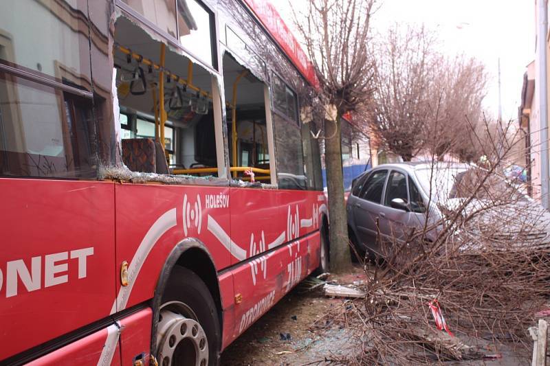 V Otrokovicích boural v pondělí ráno trolejbus.