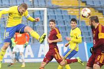 Fotbalisté Fastavu Zlín (ve žlutém) v sobotním 17. kole doma remizovali s Duklou Praha 1:1.