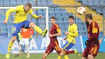 Fotbalisté Fastavu Zlín (ve žlutém) v sobotním 17. kole doma remizovali s Duklou Praha 1:1.