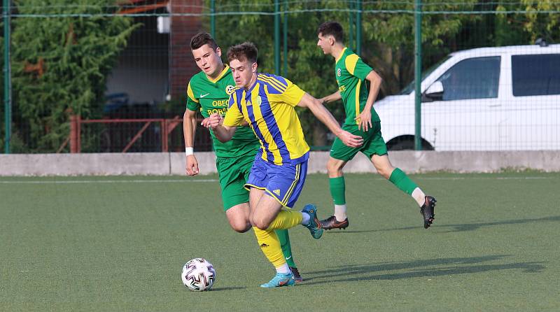 Fotbalisté Baťova (ve žlutém), vítěz krajského přeboru, se se soutěží rozloučili vysokým vítězstvím 9:0 nad Boršicemi. Foto: pro Deník/Jan Zahnaš