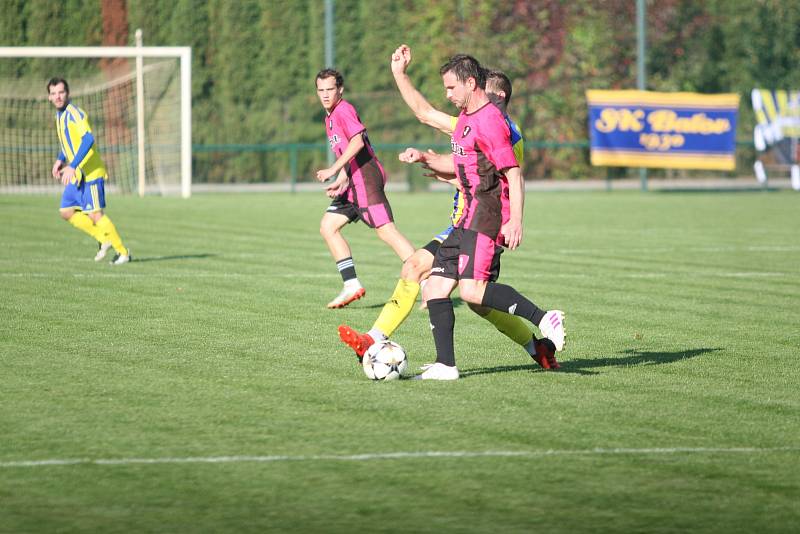 Ve šlágru 10. kola fotbalového krajského přeboru remizovala Napajedla (v červeném) s Baťovem 2:2, když domácí dokázali smazat dvoubrankové manko.