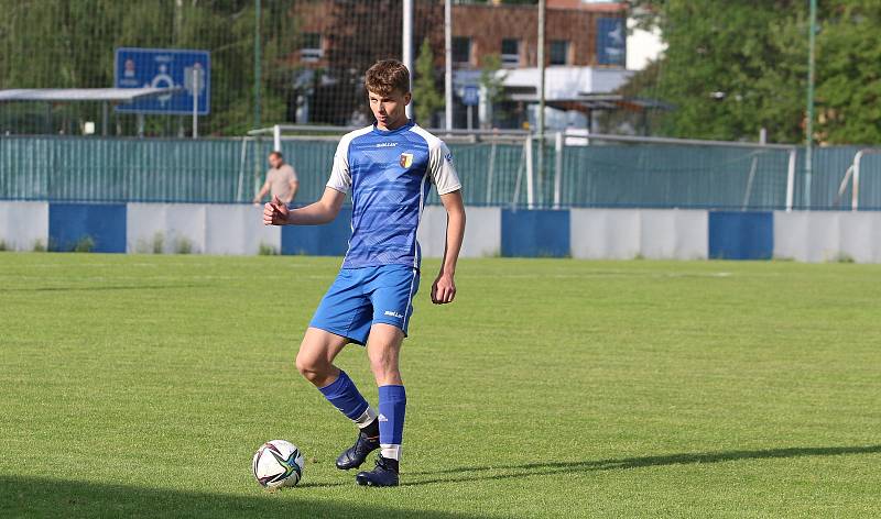 Fotbalisté Luhačovic (v černém) v rámci 23. kola krajského přebor nečekaně zvítězili ve Slušovicích 1:0.