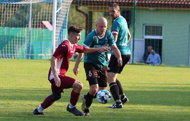 Fotbalisté Březnice doma porazili Louky (červené dresy) 2:0.